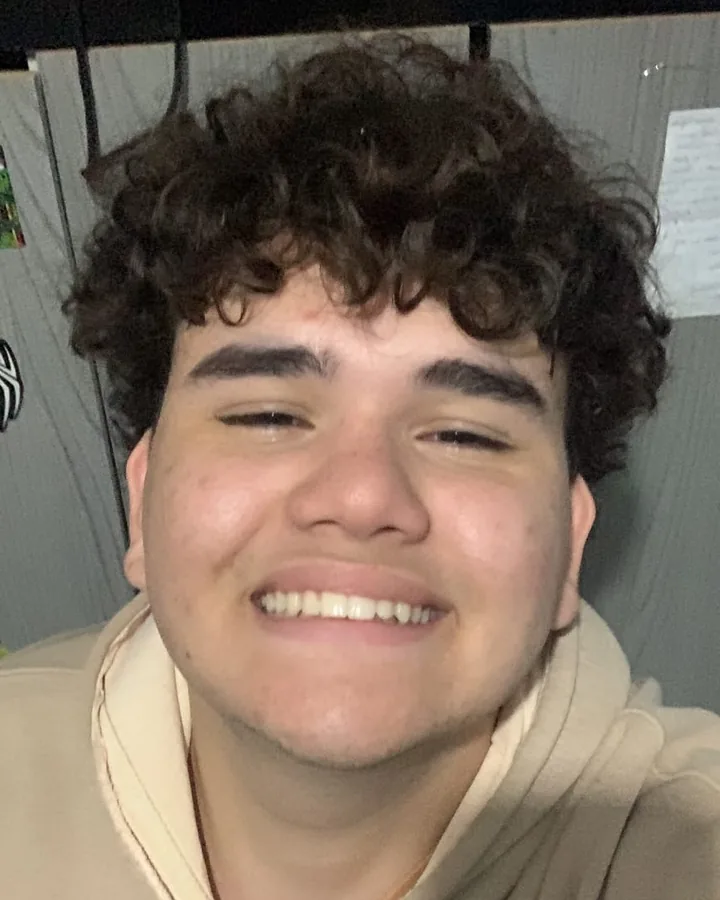 Daniel Bernardes sorrindo, de moletom bege